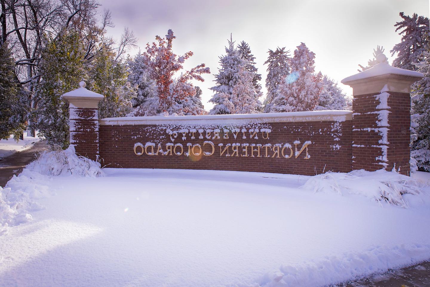皇冠app官方版下载主校区的标志被雪覆盖